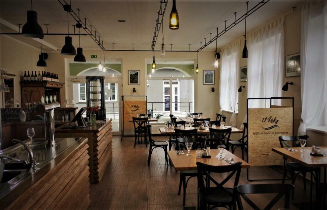 Penzion A Restaurace U Reky Ледеч-над-Сазавоу Екстер'єр фото